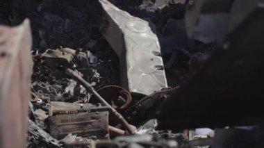 Füze saldırısından sonra yanmış askeri teçhizat. Paslı askeri teçhizat terk edilmiş. Irpin şehri. Ukrayna. Savaş.