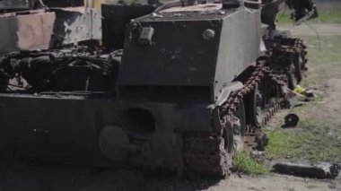 Füze saldırısından sonra yanmış askeri teçhizat. Paslı askeri teçhizat terk edilmiş. Irpin şehri. Ukrayna. Savaş.