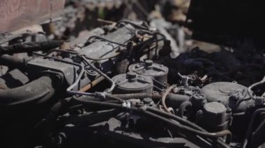 Füze saldırısından sonra yanmış askeri teçhizat. Paslı askeri teçhizat terk edilmiş. Irpin şehri. Ukrayna. Savaş.