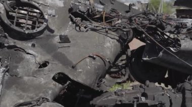 Füze saldırısından sonra yanmış askeri teçhizat. Paslı askeri teçhizat terk edilmiş. Irpin şehri. Ukrayna. Savaş.