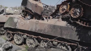 Füze saldırısından sonra yanmış askeri teçhizat. Paslı askeri teçhizat terk edilmiş. Irpin şehri. Ukrayna. Savaş.