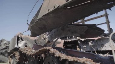 Füze saldırısından sonra yanmış askeri teçhizat. Paslı askeri teçhizat terk edilmiş. Irpin şehri. Ukrayna. Savaş.