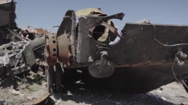 Füze saldırısından sonra yanmış askeri teçhizat. Paslı askeri teçhizat terk edilmiş. Irpin şehri. Ukrayna. Savaş.