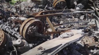 Füze saldırısından sonra yanmış askeri teçhizat. Paslı askeri teçhizat terk edilmiş. Irpin şehri. Ukrayna. Savaş.