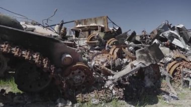 Füze saldırısından sonra yanmış askeri teçhizat. Paslı askeri teçhizat terk edilmiş. Irpin şehri. Ukrayna. Savaş.