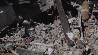 Füze saldırısından sonra yanmış askeri teçhizat. Paslı askeri teçhizat terk edilmiş. Irpin şehri. Ukrayna. Savaş.