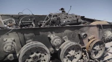 Füze saldırısından sonra yanmış askeri teçhizat. Paslı askeri teçhizat terk edilmiş. Irpin şehri. Ukrayna. Savaş.