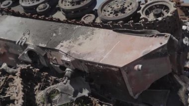 Füze saldırısından sonra yanmış askeri teçhizat. Paslı askeri teçhizat terk edilmiş. Irpin şehri. Ukrayna. Savaş.