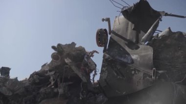 Füze saldırısından sonra yanmış askeri teçhizat. Paslı askeri teçhizat terk edilmiş. Irpin şehri. Ukrayna. Savaş.