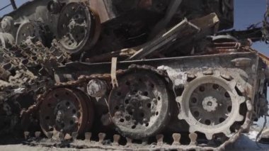 Füze saldırısından sonra yanmış askeri teçhizat. Paslı askeri teçhizat terk edilmiş. Irpin şehri. Ukrayna. Savaş.