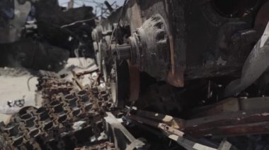 Füze saldırısından sonra yanmış askeri teçhizat. Paslı askeri teçhizat terk edilmiş. Irpin şehri. Ukrayna. Savaş.