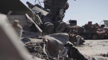 Füze saldırısından sonra yanmış askeri teçhizat. Paslı askeri teçhizat terk edilmiş. Irpin şehri. Ukrayna. Savaş.