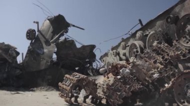 Füze saldırısından sonra yanmış askeri teçhizat. Paslı askeri teçhizat terk edilmiş. Irpin şehri. Ukrayna. Savaş.