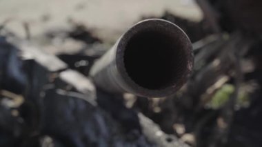 Füze saldırısından sonra yanmış askeri teçhizat. Paslı askeri teçhizat terk edilmiş. Irpin şehri. Ukrayna. Savaş.