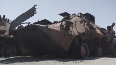 Füze saldırısından sonra yanmış askeri teçhizat. Paslı askeri teçhizat terk edilmiş. Irpin şehri. Ukrayna. Savaş.