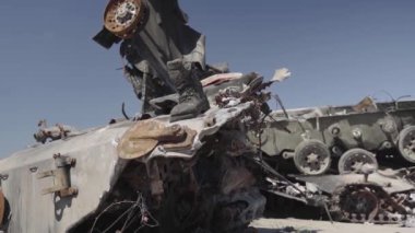 Füze saldırısından sonra yanmış askeri teçhizat. Paslı askeri teçhizat terk edilmiş. Irpin şehri. Ukrayna. Savaş.