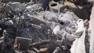 Füze saldırısından sonra yanmış askeri teçhizat. Paslı askeri teçhizat terk edilmiş. Irpin şehri. Ukrayna. Savaş.