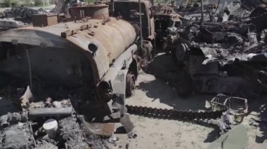 Füze saldırısından sonra yanmış askeri teçhizat. Paslı askeri teçhizat terk edilmiş. Irpin şehri. Ukrayna. Savaş.