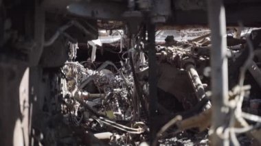 Füze saldırısından sonra yanmış askeri teçhizat. Paslı askeri teçhizat terk edilmiş. Irpin şehri. Ukrayna. Savaş.