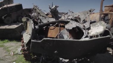 Füze saldırısından sonra yanmış askeri teçhizat. Paslı askeri teçhizat terk edilmiş. Irpin şehri. Ukrayna. Savaş.