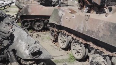 Füze saldırısından sonra yanmış askeri teçhizat. Paslı askeri teçhizat terk edilmiş. Irpin şehri. Ukrayna. Savaş.