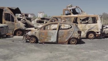 Rusya ile Ukrayna 'nın başkenti Kiev yakınlarındaki barışçıl bir şehirde yaşanan savaşın sonuçları. Sivillerin arabalarını tahrip etti. Araba mezarlığı. Havadan. Kıyametten sonra. Paslı arabalar. Irpin Şehri