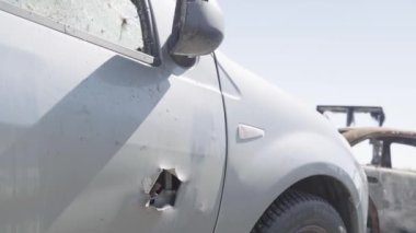 Rusya ile Ukrayna 'nın başkenti Kiev yakınlarındaki barışçıl bir şehirde yaşanan savaşın sonuçları. Sivillerin arabalarını tahrip etti. Araba mezarlığı. Havadan. Kıyametten sonra. Paslı arabalar. Irpin Şehri
