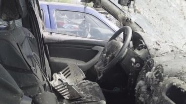 Rusya ile Ukrayna 'nın başkenti Kiev yakınlarındaki barışçıl bir şehirde yaşanan savaşın sonuçları. Sivillerin arabalarını tahrip etti. Araba mezarlığı. Havadan. Kıyametten sonra. Paslı arabalar. Irpin Şehri