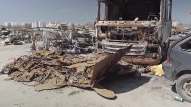 Rusya ile Ukrayna 'nın başkenti Kiev yakınlarındaki barışçıl bir şehirde yaşanan savaşın sonuçları. Sivillerin arabalarını tahrip etti. Araba mezarlığı. Havadan. Kıyametten sonra. Paslı arabalar. Irpin Şehri