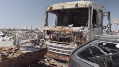 Rusya ile Ukrayna 'nın başkenti Kiev yakınlarındaki barışçıl bir şehirde yaşanan savaşın sonuçları. Sivillerin arabalarını tahrip etti. Araba mezarlığı. Havadan. Kıyametten sonra. Paslı arabalar. Irpin Şehri