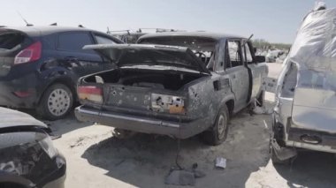 Rusya ile Ukrayna 'nın başkenti Kiev yakınlarındaki barışçıl bir şehirde yaşanan savaşın sonuçları. Sivillerin arabalarını tahrip etti. Araba mezarlığı. Havadan. Kıyametten sonra. Paslı arabalar. Irpin Şehri