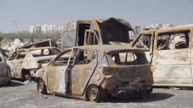 Rusya ile Ukrayna 'nın başkenti Kiev yakınlarındaki barışçıl bir şehirde yaşanan savaşın sonuçları. Sivillerin arabalarını tahrip etti. Araba mezarlığı. Havadan. Kıyametten sonra. Paslı arabalar. Irpin Şehri