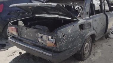 Rusya ile Ukrayna 'nın başkenti Kiev yakınlarındaki barışçıl bir şehirde yaşanan savaşın sonuçları. Sivillerin arabalarını tahrip etti. Araba mezarlığı. Havadan. Kıyametten sonra. Paslı arabalar. Irpin Şehri
