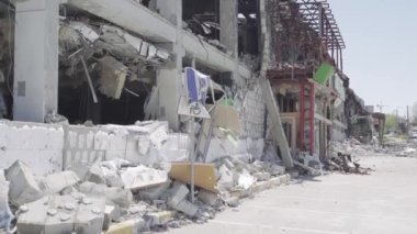 Ukrayna. Irpin. 04.12.2022. Kırık dükkanlar. Ukrayna 'da savaş. Irpin Şehri.