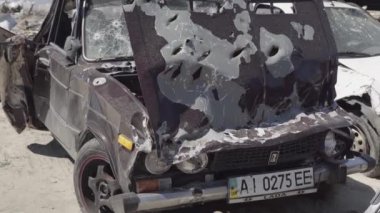 Rusya ile Ukrayna 'nın başkenti Kiev yakınlarındaki barışçıl bir şehirde yaşanan savaşın sonuçları. Sivillerin arabalarını tahrip etti. Araba mezarlığı. Havadan. Kıyametten sonra. Paslı arabalar. Irpin Şehri