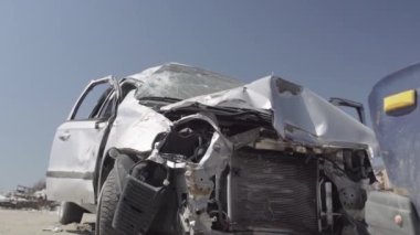 Rusya ile Ukrayna 'nın başkenti Kiev yakınlarındaki barışçıl bir şehirde yaşanan savaşın sonuçları. Sivillerin arabalarını tahrip etti. Araba mezarlığı. Havadan. Kıyametten sonra. Paslı arabalar. Irpin Şehri