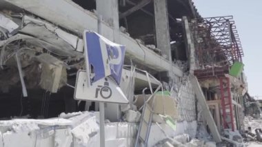 Ukrayna. Irpin. 04.12.2022. Kırık dükkanlar. Ukrayna 'da savaş. Irpin Şehri.