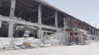 Ukrayna. Irpin. 04.12.2022. Kırık dükkanlar. Ukrayna 'da savaş. Irpin Şehri.