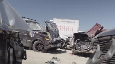 Rusya ile Ukrayna 'nın başkenti Kiev yakınlarındaki barışçıl bir şehirde yaşanan savaşın sonuçları. Sivillerin arabalarını tahrip etti. Araba mezarlığı. Havadan. Kıyametten sonra. Paslı arabalar. Irpin Şehri