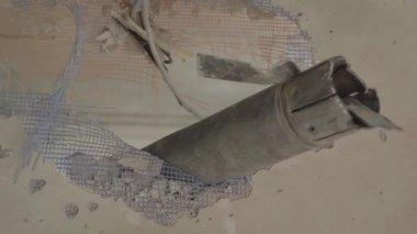 Patlamamış bir bomba daireye isabet etti. Duvardaki delik. Ukrayna 'da savaş. Irpin Şehri