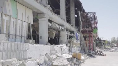 Ukrayna. Irpin. 04.12.2022. Kırık dükkanlar. Ukrayna 'da savaş. Irpin Şehri.