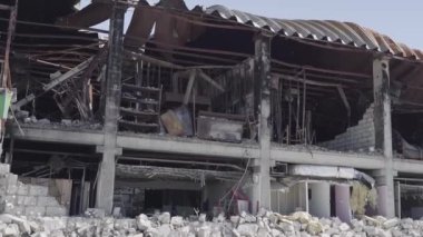 Ukrayna. Irpin. 04.12.2022. Kırık dükkanlar. Ukrayna 'da savaş. Irpin Şehri.