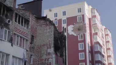 Rusya 'nın Ukrayna' ya yaptığı saldırıdan sonra Bucha şehrindeki Kyiv bölgesinde hasar gören yerleşim yeri. Rus-Ukrayna savaşı. Havadan. Evde yangın var..