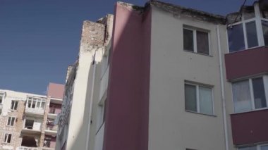 Rusya 'nın Ukrayna' ya yaptığı saldırıdan sonra Bucha şehrindeki Kyiv bölgesinde hasar gören yerleşim yeri. Rus-Ukrayna savaşı. Havadan. Evde yangın var..