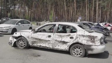 Rusya ile Ukrayna 'nın başkenti Kiev yakınlarındaki barışçıl bir şehirde yaşanan savaşın sonuçları. Sivillerin arabalarını tahrip etti. Araba mezarlığı. Havadan. Kıyametten sonra. Paslı arabalar. Irpin Şehri