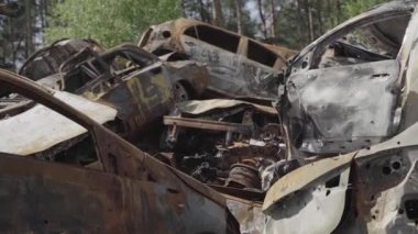 Rusya ile Ukrayna 'nın başkenti Kiev yakınlarındaki barışçıl bir şehirde yaşanan savaşın sonuçları. Sivillerin arabalarını tahrip etti. Araba mezarlığı. Havadan. Kıyametten sonra. Paslı arabalar. Irpin Şehri