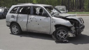 Rusya ile Ukrayna 'nın başkenti Kiev yakınlarındaki barışçıl bir şehirde yaşanan savaşın sonuçları. Sivillerin arabalarını tahrip etti. Araba mezarlığı. Havadan. Kıyametten sonra. Paslı arabalar. Irpin Şehri