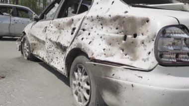 Rusya ile Ukrayna 'nın başkenti Kiev yakınlarındaki barışçıl bir şehirde yaşanan savaşın sonuçları. Sivillerin arabalarını tahrip etti. Araba mezarlığı. Havadan. Kıyametten sonra. Paslı arabalar. Irpin Şehri