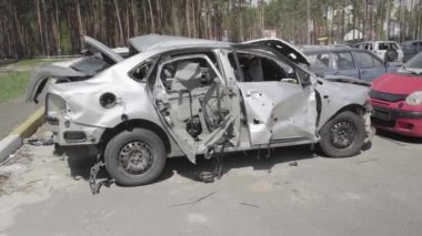 Rusya ile Ukrayna 'nın başkenti Kiev yakınlarındaki barışçıl bir şehirde yaşanan savaşın sonuçları. Sivillerin arabalarını tahrip etti. Araba mezarlığı. Havadan. Kıyametten sonra. Paslı arabalar. Irpin Şehri