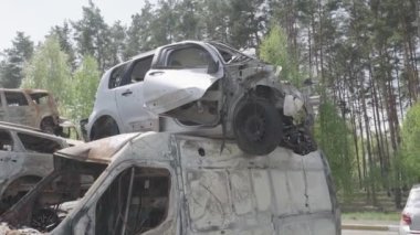 Rusya ile Ukrayna 'nın başkenti Kiev yakınlarındaki barışçıl bir şehirde yaşanan savaşın sonuçları. Sivillerin arabalarını tahrip etti. Araba mezarlığı. Havadan. Kıyametten sonra. Paslı arabalar. Irpin Şehri